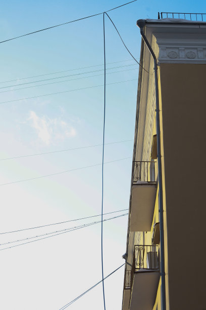 蓝天上的电线。城市的极简天堂景观图片下载