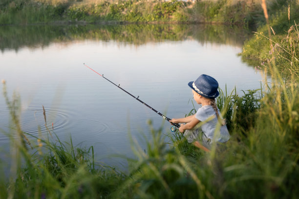 女孩抓鱼图片下载