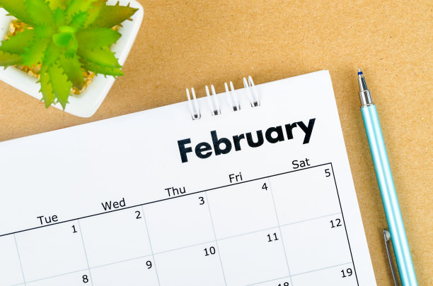 2022年2月棕色背景台历。图片下载