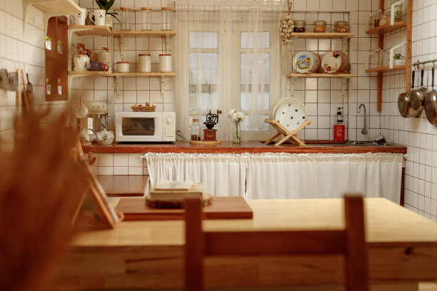 房子里温暖而简约的厨房。图片下载