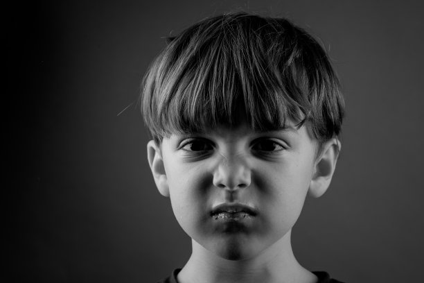 看着镜头的小男孩非常沮丧图片下载