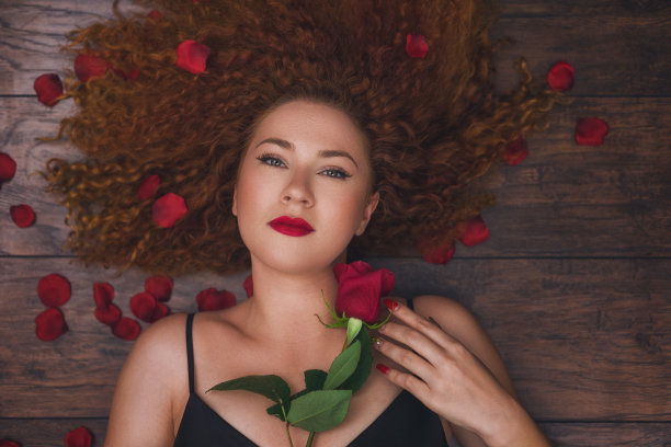 美丽的女孩与红玫瑰图片下载