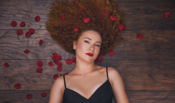 美丽的女孩，长着红色的卷发图片下载