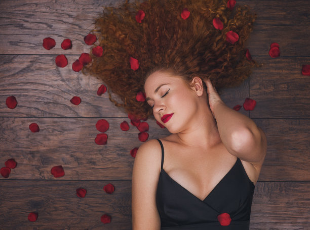 美丽的女孩，长着红色的卷发图片下载