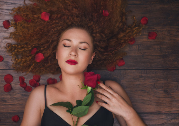 美丽的女孩与红玫瑰图片下载