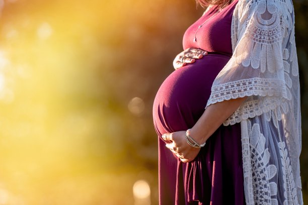 公园里孕妇腹部的侧视图图片下载