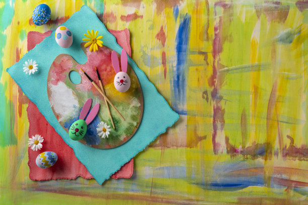 复活节彩蛋用兔子的脸和耳朵手绘在彩色生动的背景上图片下载