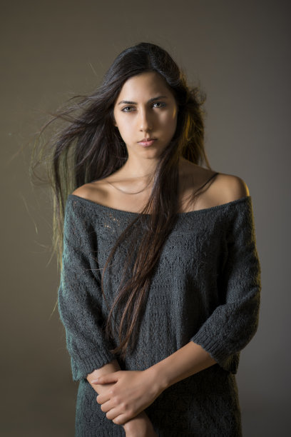 表情严肃的年轻漂亮女孩图片下载