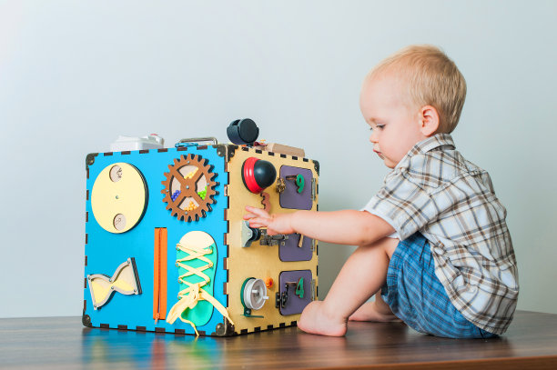 孩子玩繁忙的板特写…图片下载