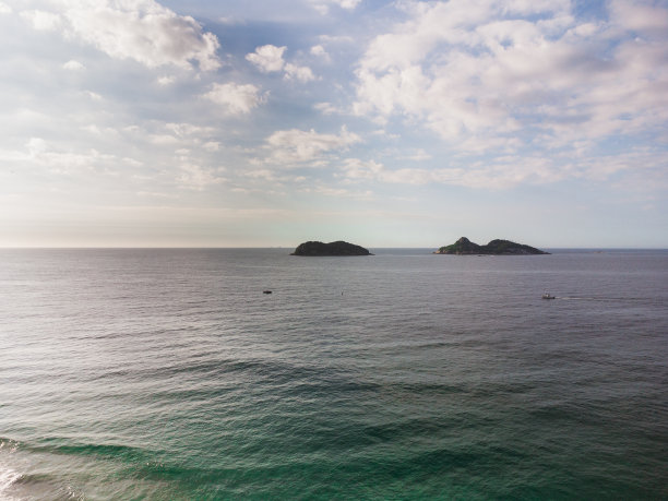 巴西，里约热内卢，Barra da Tijuca的Tijuca岛鸟瞰图。晴朗的天气，拂晓时乌云密布。无人驾驶飞机的照片图片下载