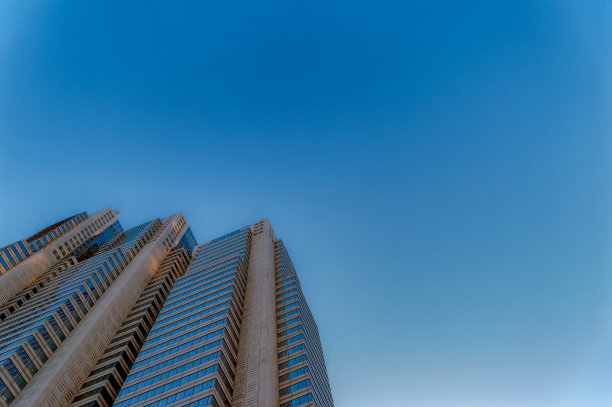 西新宿、新宿、东京傍晚的城市景观。图片下载