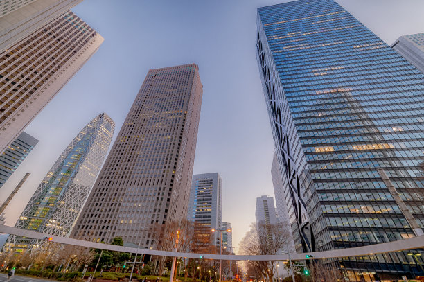 西新宿、新宿、东京傍晚的城市景观。图片下载