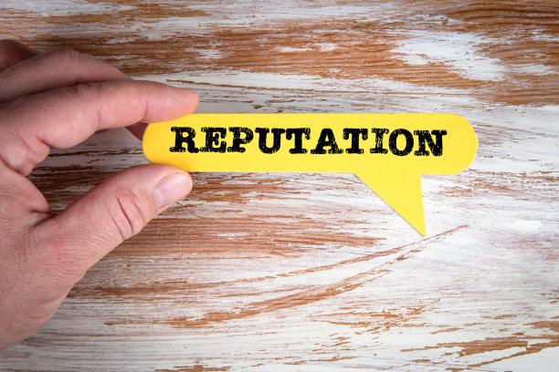 的声誉。一个男人手里拿着黄色的语音泡泡，背景是白色的木质图片下载