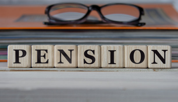 文件夹背景上的木制立方体上的单词，里面有文件和眼镜图片下载