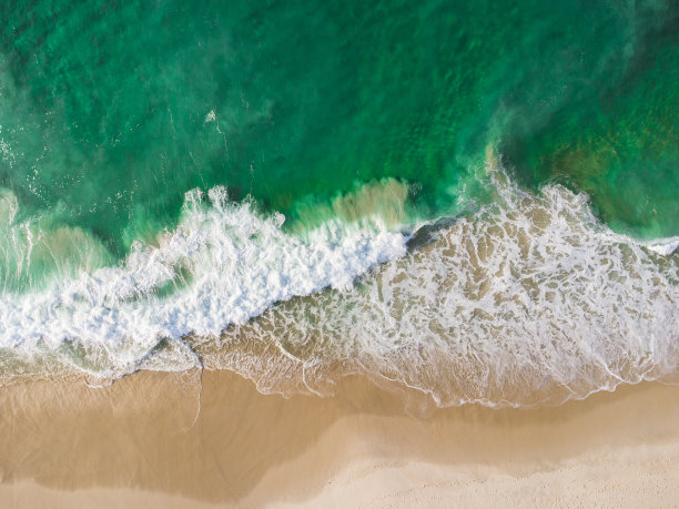 从空中俯瞰巴拉达蒂茹卡海滩，这是巴西里约热内卢西侧的天堂。绿色的海浪和沙滩。前视图。黎明的晴天。无人驾驶飞机的照片图片下载