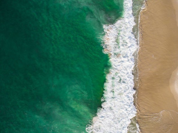 从空中俯瞰巴拉达蒂茹卡海滩，这是巴西里约热内卢西侧的天堂。绿色的海浪和沙滩。前视图。黎明的晴天。无人驾驶飞机的照片图片下载