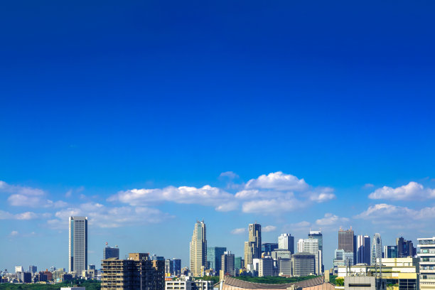日本东京市中心城市建筑物和街道上空的空中复制空间顶部的宣传文字或广告。提升大都市日本人的视野。亚洲大都会市中心图片下载