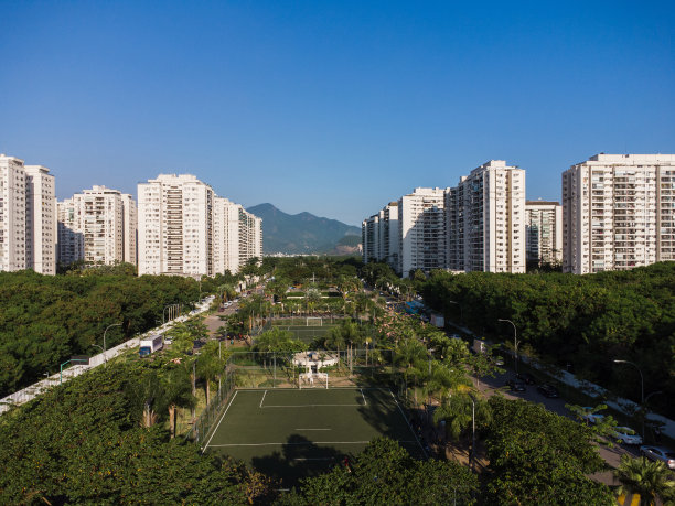 鸟瞰图Cidade Jardim, Jacarépagua，巴西，里约热内卢。背景是住宅建筑和山峦。阳光明媚的一天。日落。无人驾驶飞机的照片图片下载