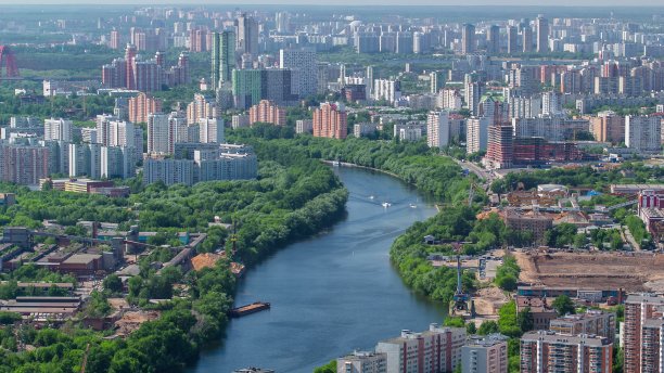 从莫斯科国际商务中心的屋顶俯瞰建筑的全景图片下载