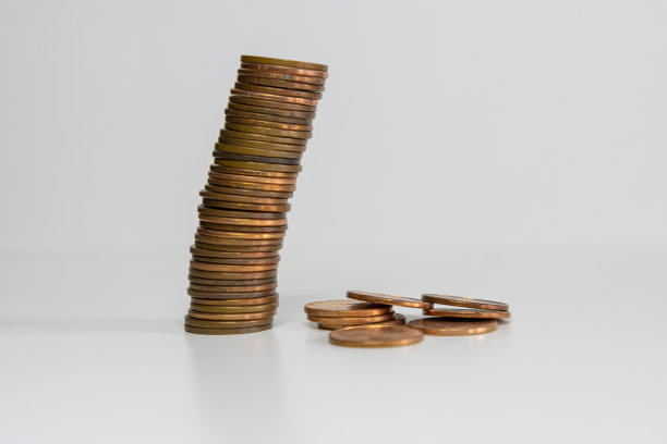 坍塌的硬币堆图片下载