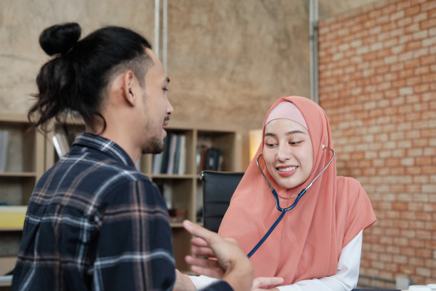 女性，医生，女性，穆斯林，伊斯兰，伊斯兰，检查，健康，保健，办公室，诊所，人，人，二，护理，疾病，疾病，医学，医疗，男性，男性，亚洲，年轻，成人，美丽，希贾布，生活方式，患者，建议，建议，咨询，sp图片下载