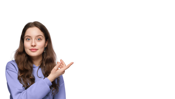 一个长着长发和蓝眼睛的年轻女子把手指指向右边。这个女孩穿着一件紫色的超大号连帽衫图片下载