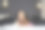 一个女孩盖着被子躺在床上图片下载