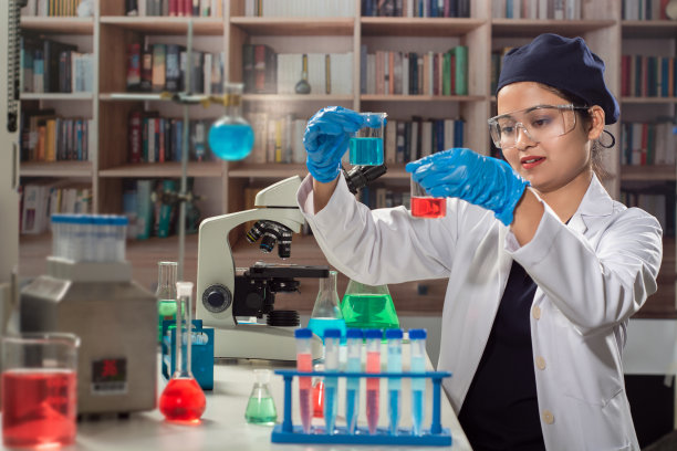 年轻的亚洲印度人漂亮的女实验室技术员。图片下载