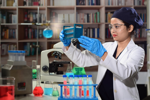 年轻的亚洲印度人漂亮的女实验室技术员。图片下载