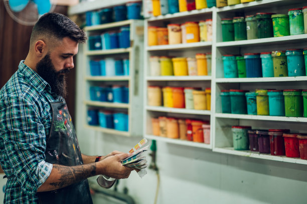 男工人在车间为丝网印刷调色图片下载