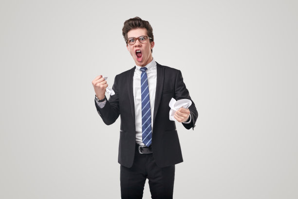 滑稽愤怒的商人撕毁文件图片下载