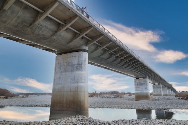 桥墩从下往上看的桥墩图片下载