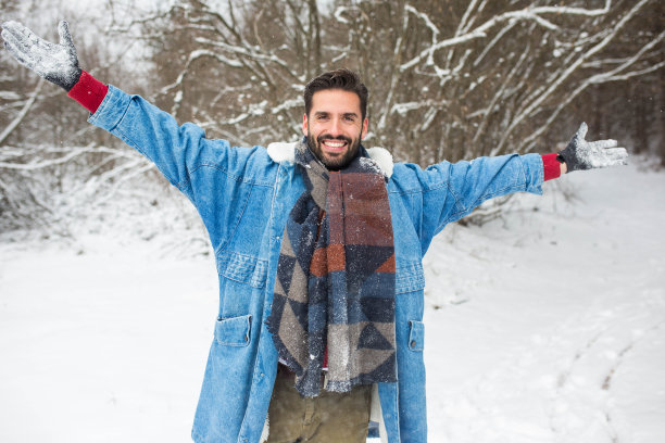 一个年轻人的肖像享受雪与雪橇图片下载