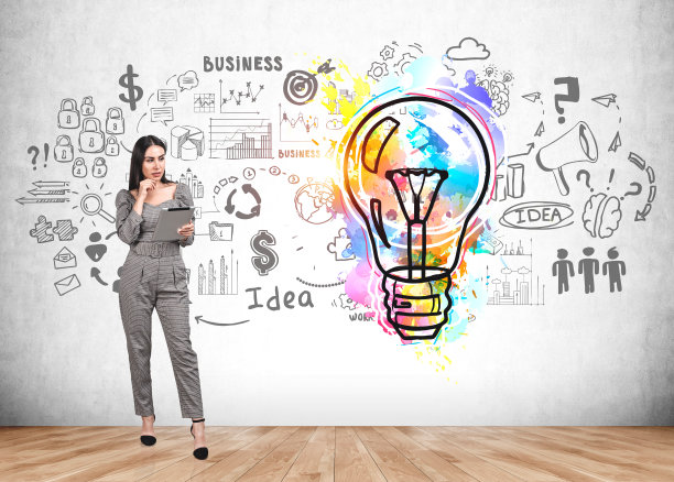 女商人手里拿着写字板，水泥墙上有一个图标的灯泡图片下载