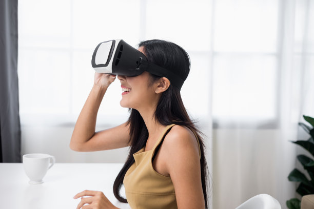 一名年轻的亚洲女性戴上vr眼镜进入虚拟模拟世界。未来科技数字网络世界。享受虚拟世界的人。图片下载