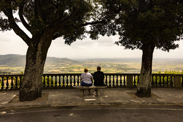 一起变老。一对夫妇在意大利托斯卡纳看风景。图片下载