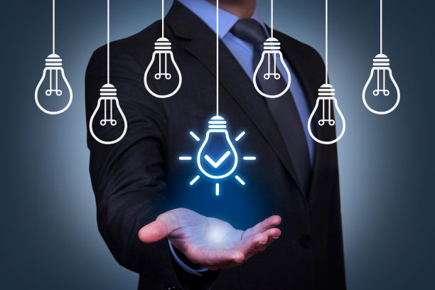 创意概念与灯泡上方的人的触摸屏图片下载