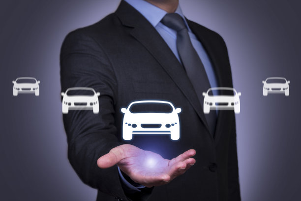 触控屏上人手上方的汽车按钮图片下载