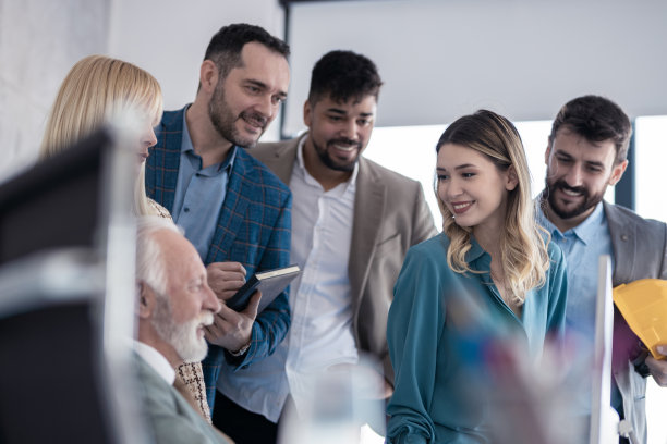 高兴的聪明女人展示她的展示图片下载