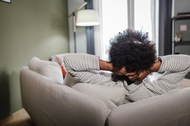 后方放松和平的年轻非洲裔美国妇女在家里图片下载