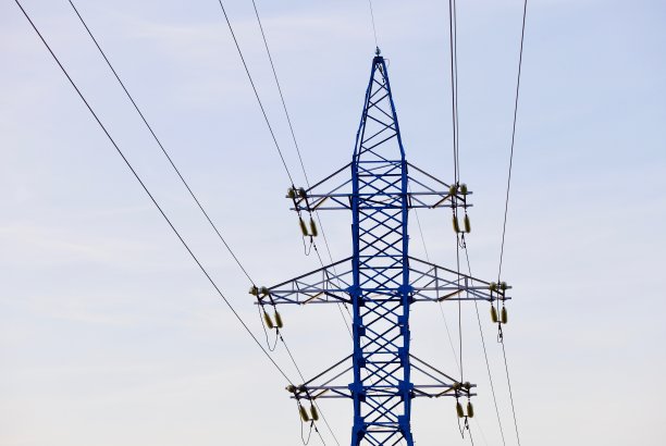 在湛蓝的天空背景下，高压电线塔和电缆图片下载