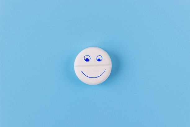 蓝色背景上笑脸的药片图片下载