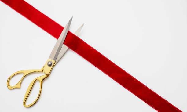隆重开幕，彩带剪彩，头顶的金色剪刀和红色天鹅绒丝带孤立在白色上图片下载