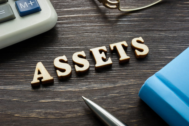 写字台上的木字是文字资产。图片下载