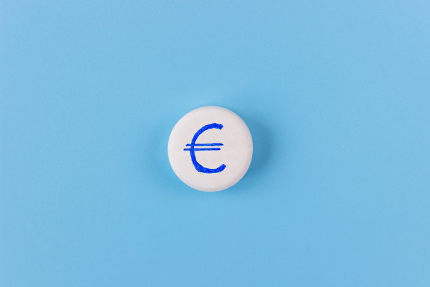 蓝色背景上有欧元标志的医疗药片。药品的高成本概念图片下载