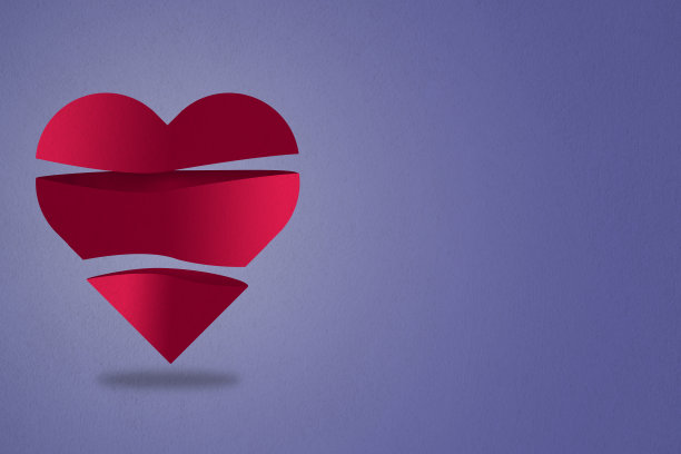 情人节淡紫色背景的心。图片下载