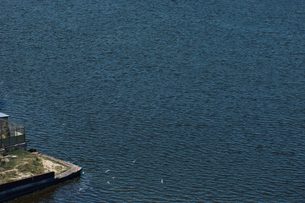 鸟瞰图和河的俯视图。大片的蓝色水域。图片下载