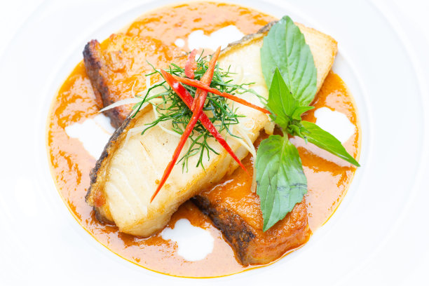 白色盘子里的鲑鱼图片下载