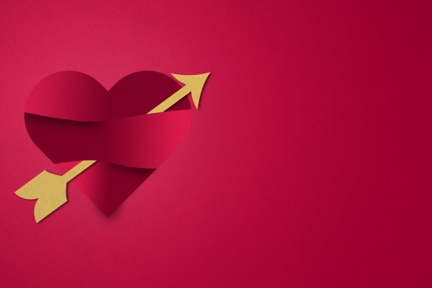 情人节红色背景的心与箭。图片下载