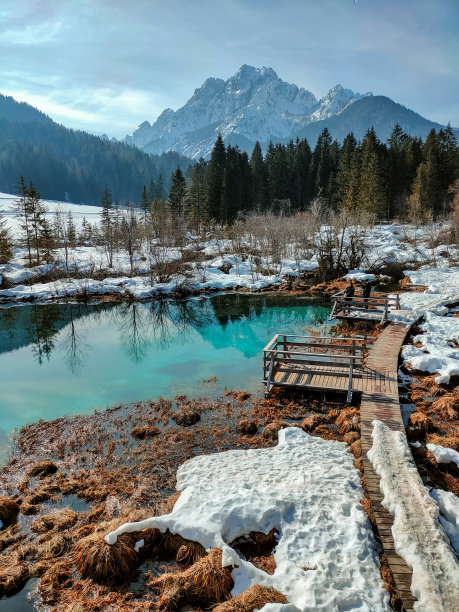 冬天的湖和山的照片。图片下载
